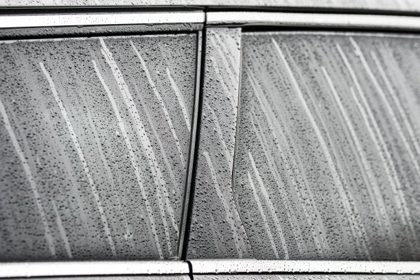 水滴在保存好的汽车油漆上图片下载