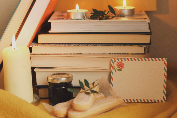 书和蜡烛，秋天家舒适和温暖的光图片下载