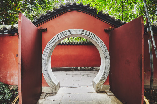 红墙通道中的圆门，中国。图片下载