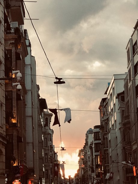 夕阳照在建筑物上图片下载