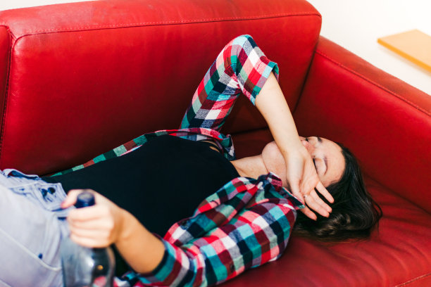 沮丧的饮酒女人图片图片下载