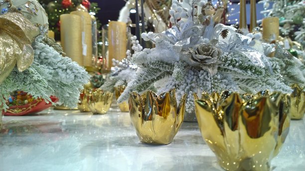 圣诞装饰:金色的烛台和闪亮的银色装饰。传统的圣诞装饰品。新年快乐。冬季装饰品的节日装饰。室内设计。准备庆祝。图片下载