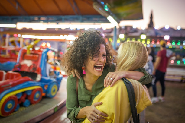 两个年轻的女人正在享受周末去游乐园的旅行图片下载