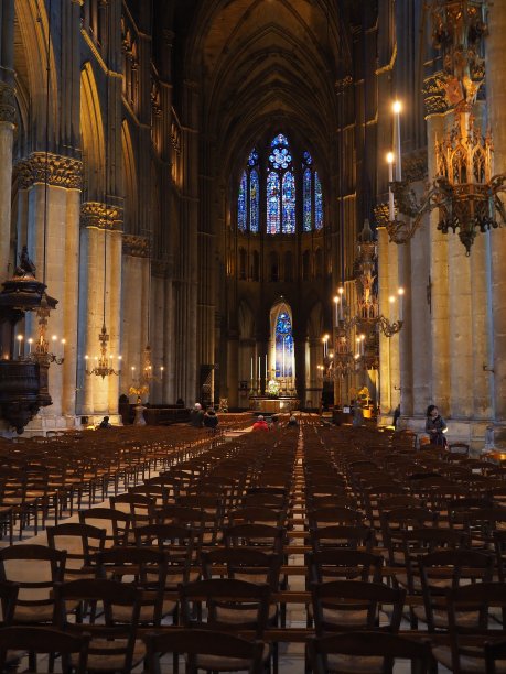 兰斯大教堂的中殿，祭坛和彩色玻璃图片下载