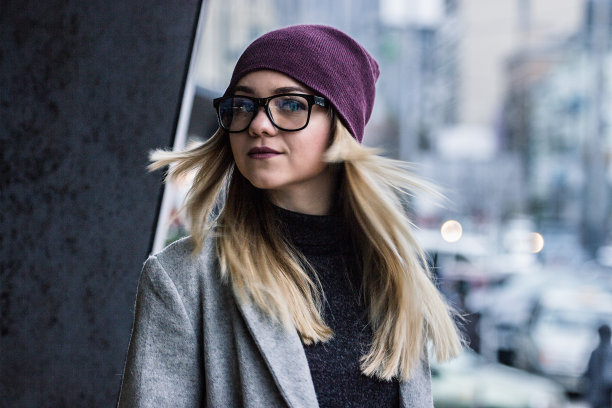 漂亮的时尚潮女在户外摆姿势的肖像图片下载