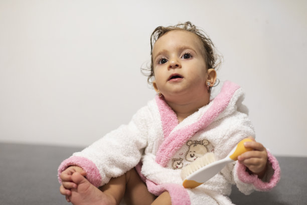 快乐的小女孩在睡觉前玩图片下载