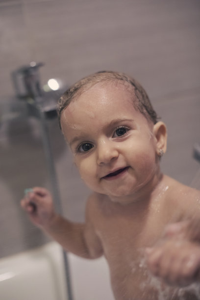 在浴缸里玩肥皂的婴儿图片下载