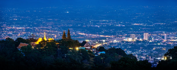 鸟瞰图Wat Phra That Doi素贴寺在晚上。图片下载