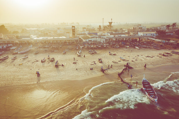 鸟瞰图渔村，皮艇渔船在Kayar，塞内加尔。无人机从上面拍摄的照片。非洲的风景。图片下载