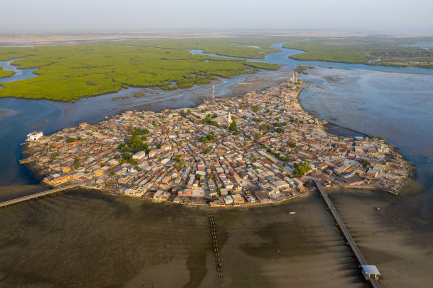 Joal Fadiouth的鸟瞰图。这张照片是由无人机拍摄的。非洲的风景。图片下载