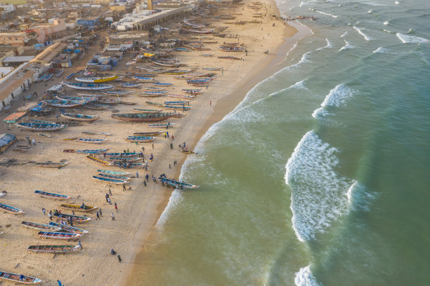鸟瞰图渔村，皮艇渔船在Kayar，塞内加尔。无人机从上面拍摄的照片。非洲的风景。图片下载