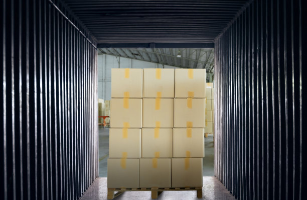 内装集装箱堆放纸箱，货物装运出口，货运业仓库和物流图片下载