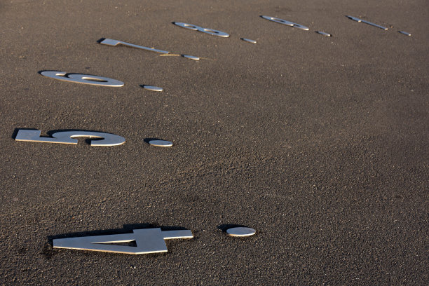 地下的金属数字图片下载