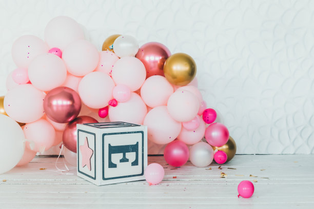 粉色金色和米黄色气球照片墙装饰生日或聚会图片下载