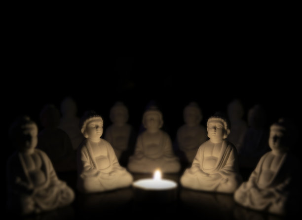 烛光下的小佛像图片下载