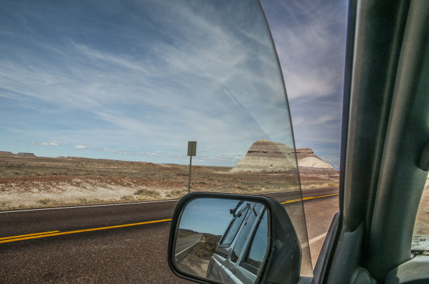在石化森林的镜子里回望图片下载