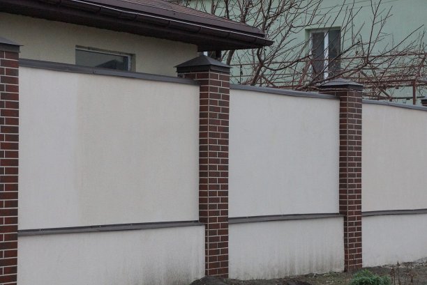 用灰色混凝土和棕色砖块砌成的围墙图片下载