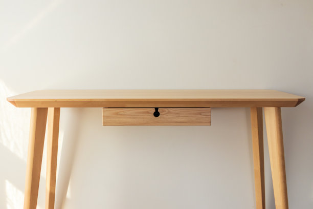 空轻木制桌面与白色墙壁背景图片下载