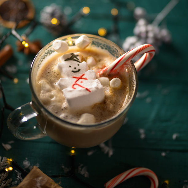 圣诞礼物，一杯热巧克力和融化的雪人棉花糖和焦糖。instagram上的Square照片图片下载