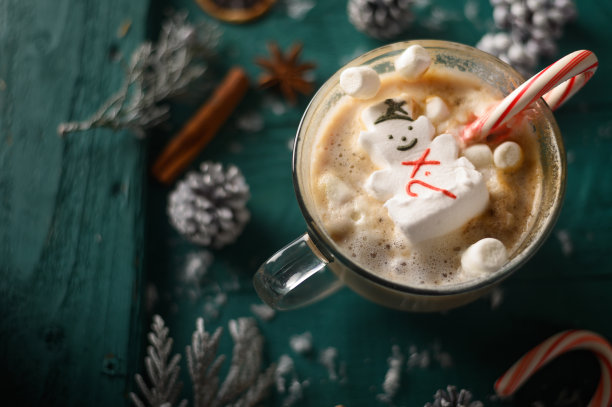圣诞作文，带棉花糖的热咖啡和一个新年雪人。水平照片，有空间图片下载