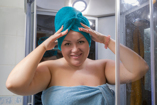浴室里女孩的肖像图片下载