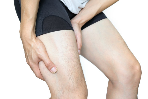 腿肌肉疼痛。年轻人抓住自己的肌肉。具有足部疼痛和伸展、肌肉疲劳缓解疼痛、健康的理念。图片下载