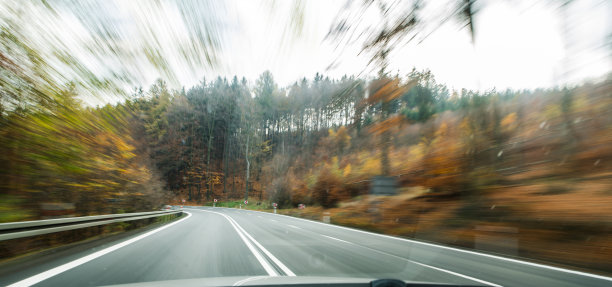 正面的高速公路公路经过乡村边内快速汽车长曝光拍摄图片下载