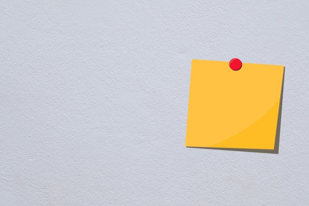 黄色的纸条在白色的墙上图片下载