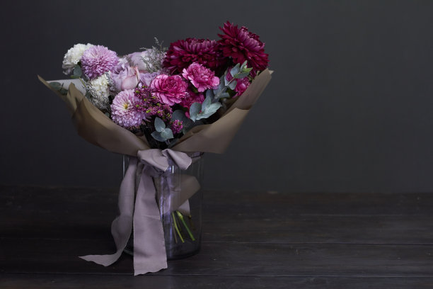 粉红色和紫色的花束在深色的背景上，选择性的焦点图片下载