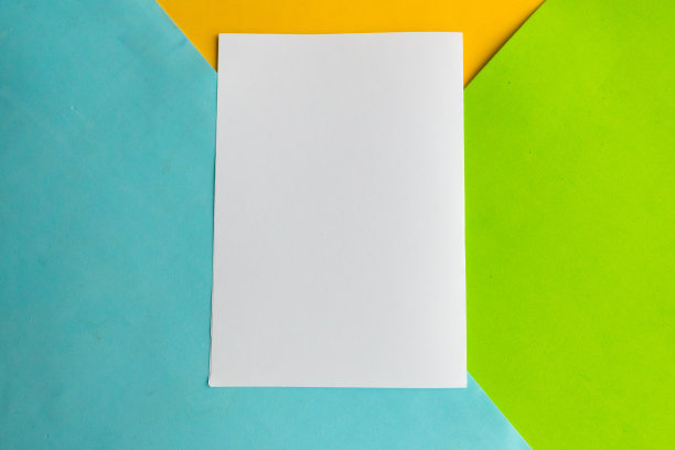 白色模型空白几何蓝色，绿色和黄色的背景图片下载