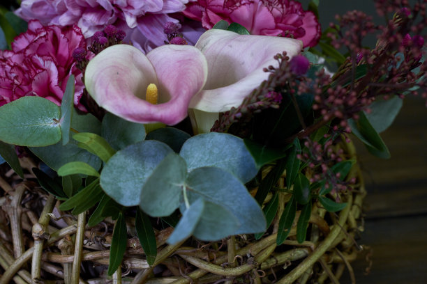 秋花安排在复古风格的柳条篮子里，选择性的重点图片下载