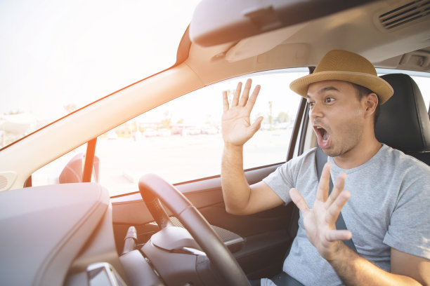 十几岁的男性驾车高速行驶，在路上发生了事故图片下载