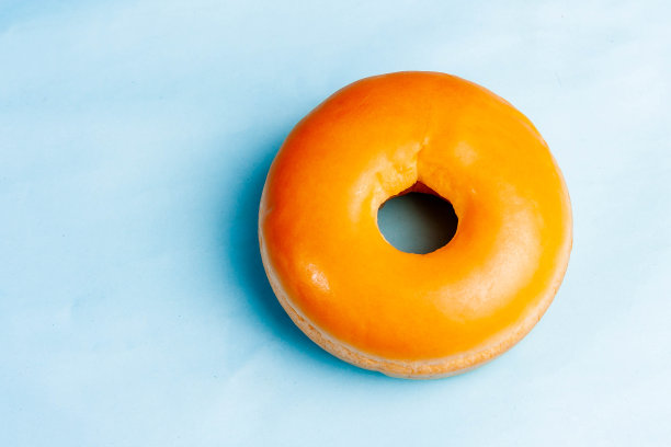 蓝色背景上的甜甜圈面包图片下载