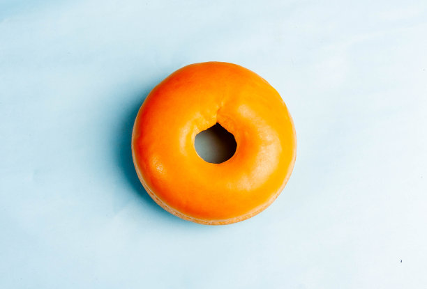 蓝色背景上的甜甜圈面包图片下载