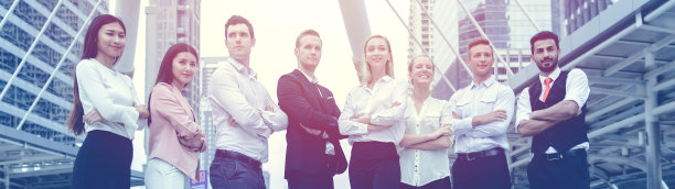 商务人士团队工作和比赛站在信心臂宽交叉为横幅背景。图片下载