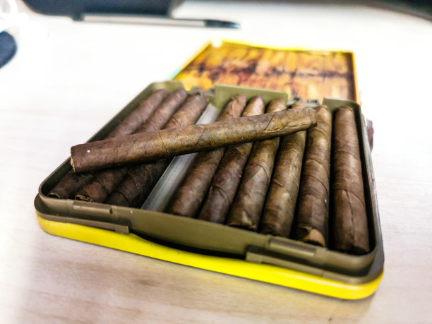 在烟盒中捻卷的香烟图片下载