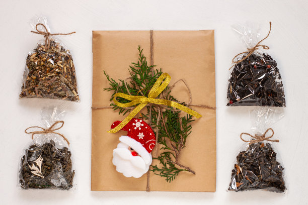 新年平躺。圣诞茶礼盒包装牛皮纸与松果。模型模板。寒假图片下载