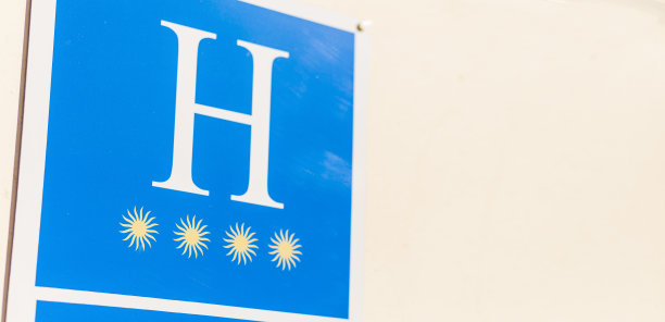 墙上有四星级酒店的标志图片下载