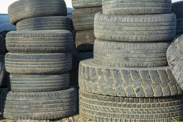 一堆旧汽车轮子图片下载