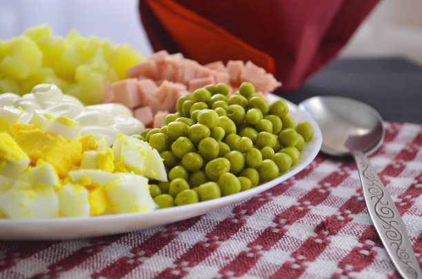 家庭菜奥利维尔沙拉，特写照片。到节日的餐桌上去。图片下载