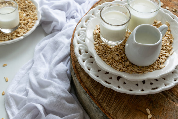 新鲜燕麦牛奶饮料。健康营养成分，乳制品主题图片下载