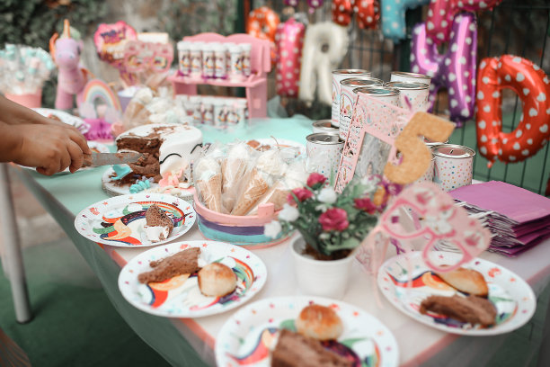 生日的桌子图片下载