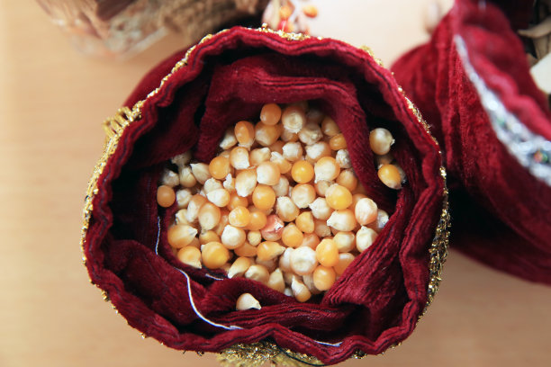 玉米种子。粗麻布玉米种子。近距离观察麻袋里的干玉米粒，在俯视图上淘出一张照片。与秋天的农业收获-玉米的Tasacks。图片下载