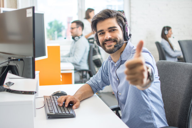 对着摄像头竖起大拇指的微笑客服人员图片下载