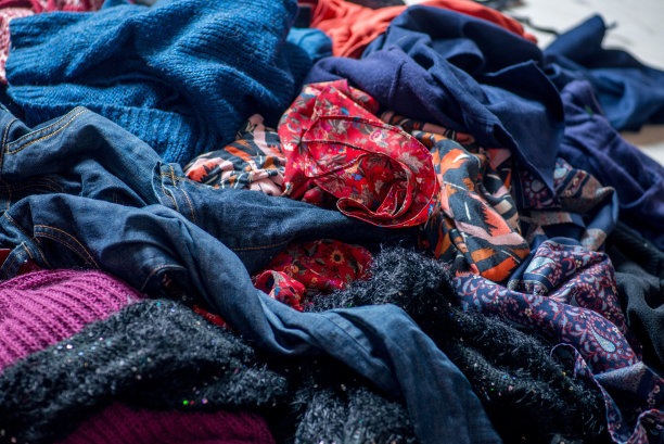 丢弃旧衣服。白色背景上一堆散乱的二手衣服图片下载