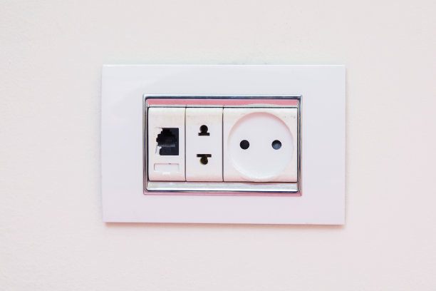 幼儿园班级用红色的儿童座椅。蒙台梭利幼儿园幼儿园教室里的红色椅子。图片下载