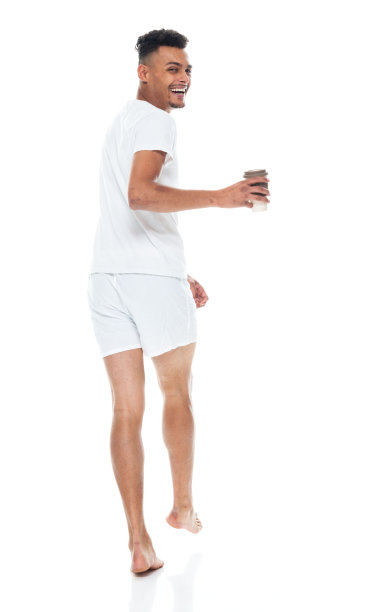 全身/后视图/背部/一人/一人20-29岁的成年人英俊的人黑发/卷发非洲民族/非洲裔/非洲裔男性/年轻男子走路穿t恤/衬衫/四角短裤/内衣图片下载