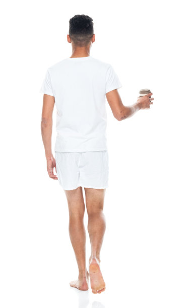 全身/后视图/背部/一人/一人20-29岁的成年人英俊的人黑发/卷发非洲民族/非洲裔/非洲裔男性/年轻男子走路穿t恤/衬衫/四角短裤/内衣图片下载