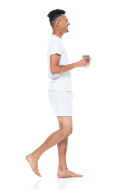 全身/侧视图/侧面视图/一人/一人20-29岁的成年人英俊的人黑发/卷发非洲民族/非洲裔民族的男性/年轻男子走谁是微笑/快乐/愉快/大笑图片下载