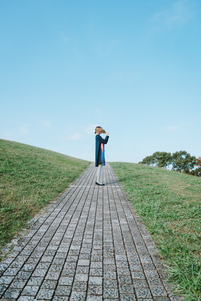 站在山上的女人。图片下载